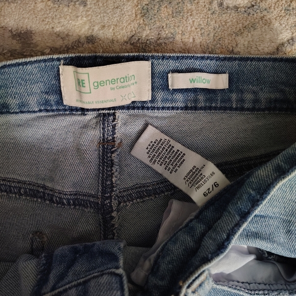 Distressed Wide Leg Jeans - Picture 9 of 9